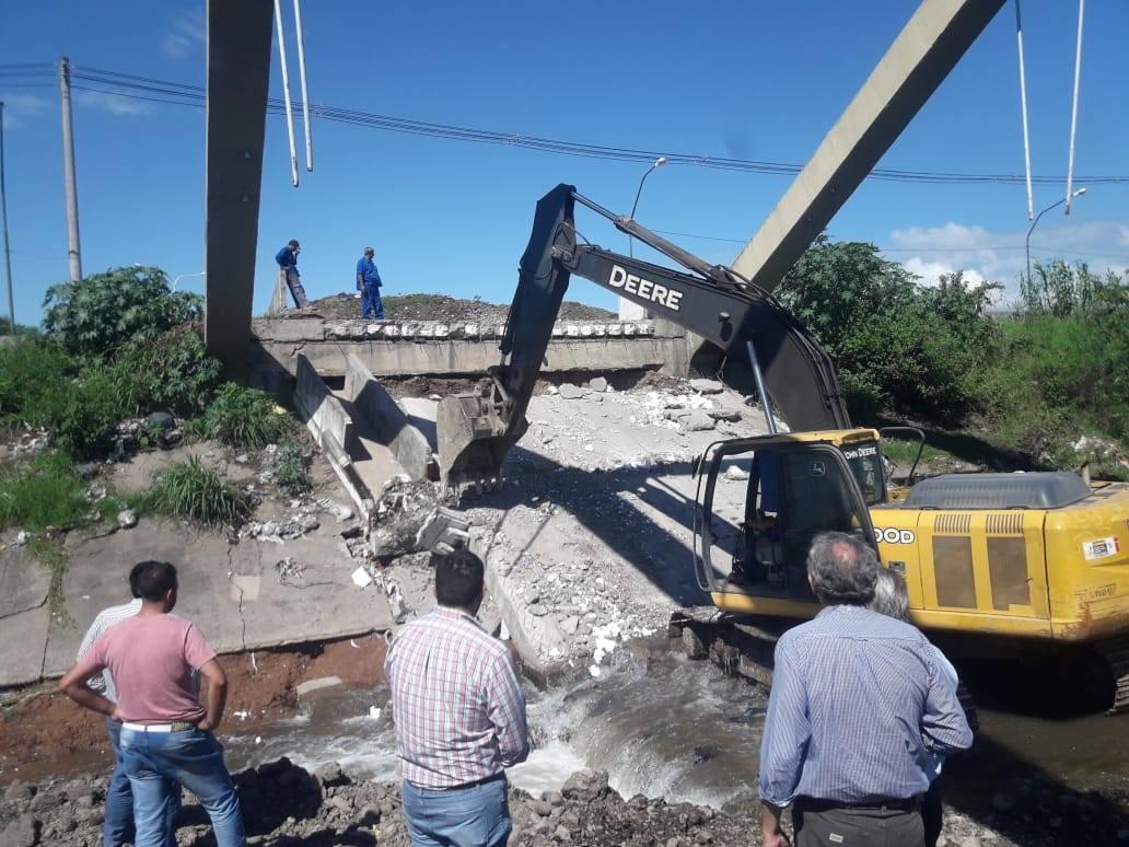 La remoción de los restos del puente caído en Canal Sur llevará al menos una semana