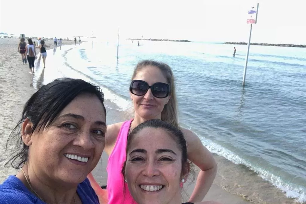 EN LA PLAYA. Elia Fernández de Mansilla, Ana Escobedo y más atrás Vanesa Demarziani.