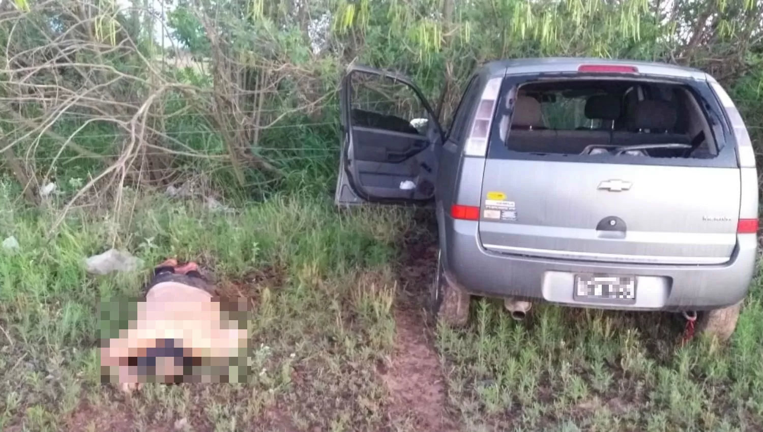 MUERTE. Ovejero, al lado de su vehículo, en la ruta 302.