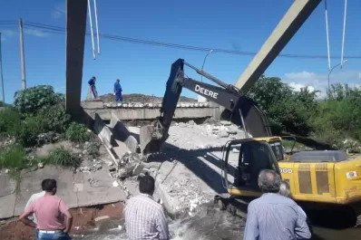 “El camión iba pasando y el puente se desplomó”