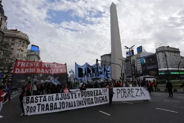 El Reino Unido alerta a turistas a que eviten manifestaciones por posibles atentados en la Argentina