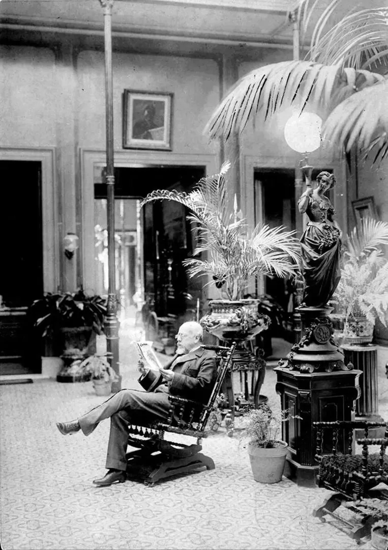 JULIO ARGENTINO ROCA. Fotografiado leyendo el diario, en el patio de su casa 