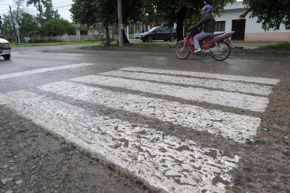 LA SENDA DE JORGE. Ante la ausencia del Estado municipal, un vecino tomó el toro             por las astas: ahora, una esquina de la avenida Solano Vera tiene cruce peatonal.  la gaceta / fotos de franco vera