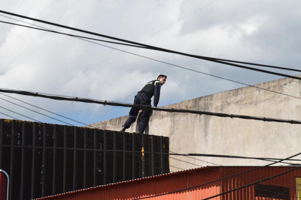 LUGAR DEL HECHO. La esposa del detenido contó que Sandro Moreno, el sobrino policía, llegó a la vivienda cuando estaban almorzando. la gaceta / fotos de Analía Jaramillo