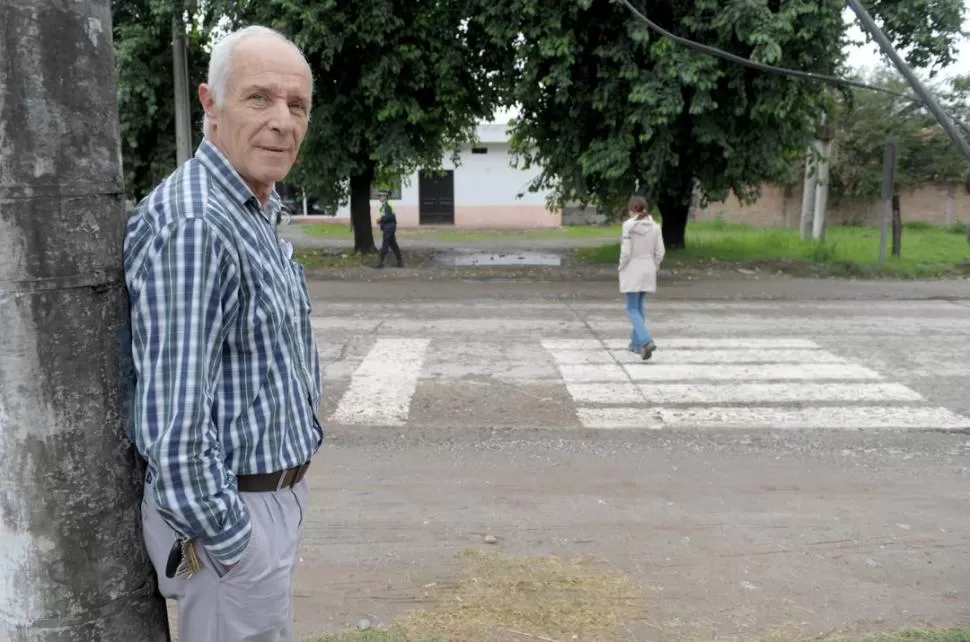  LA SENDA DE JORGE. Ante la ausencia del Estado municipal, un vecino tomó el toro             por las astas: ahora, una esquina de la avenida Solano Vera tiene cruce peatonal. LA GACETA / FOTOS DE FRANCO VERA.-