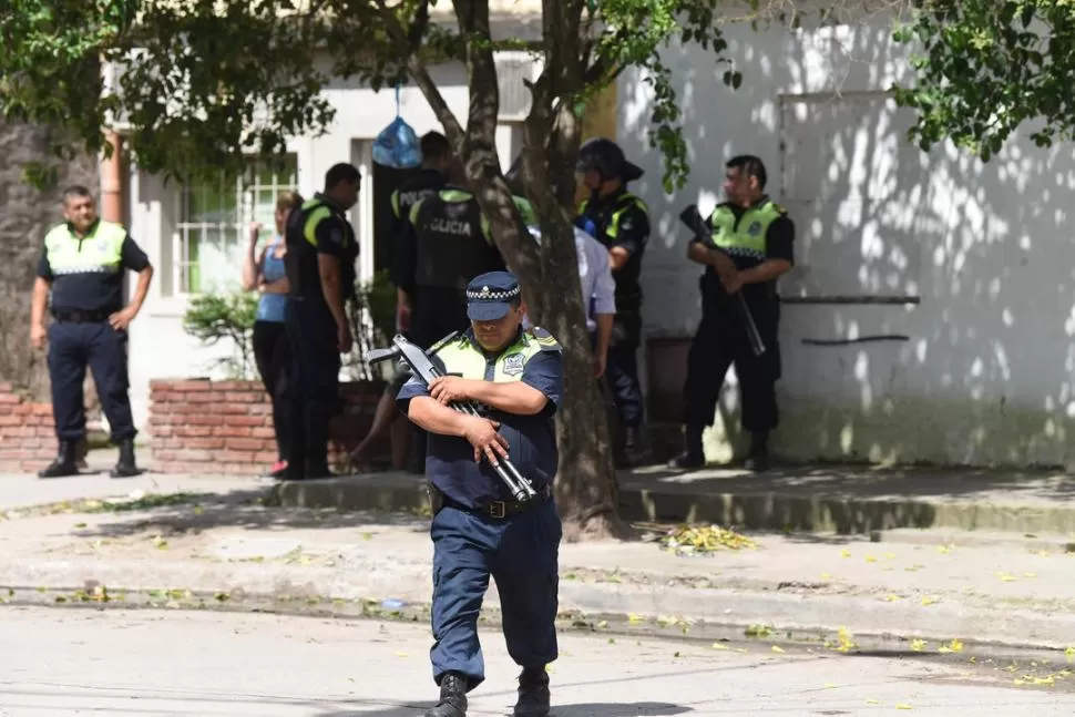 OPERATIVO. El personal de la Policía cercó y controló la zona.  