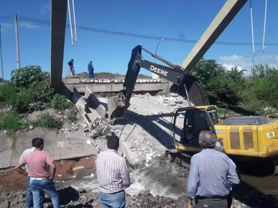 REMOCIÓN. Los restos del puente fueron estudiados por personal de la UNT. 