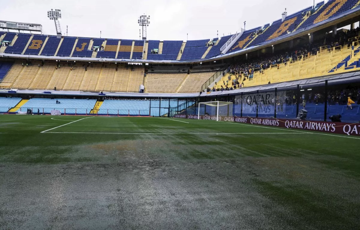 Tras la confirmación de la postergación de la final entre Boca y River, cubrirán el césped con una lona