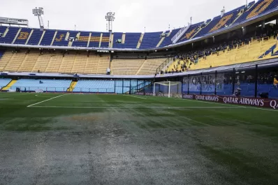 Tras la confirmación de la postergación de la final entre Boca y River, cubrirán el césped con una lona