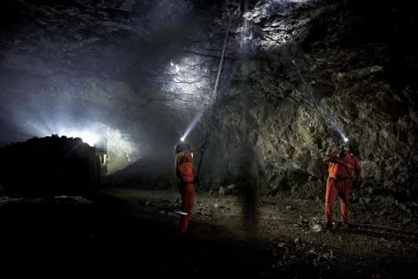 Dinero manchado con oro