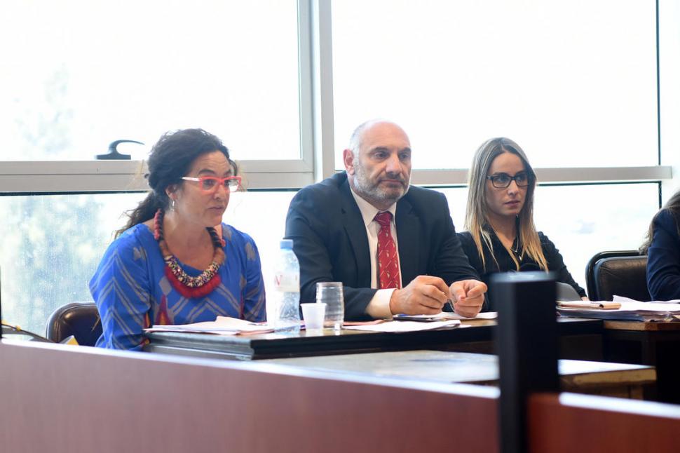 MOMENTO CLAVE. Víctor Hugo Argañaraz es llevado a la sala de juicio donde escuchó la condena en su contra. la gaceta / fotos de Analía Jaramillo