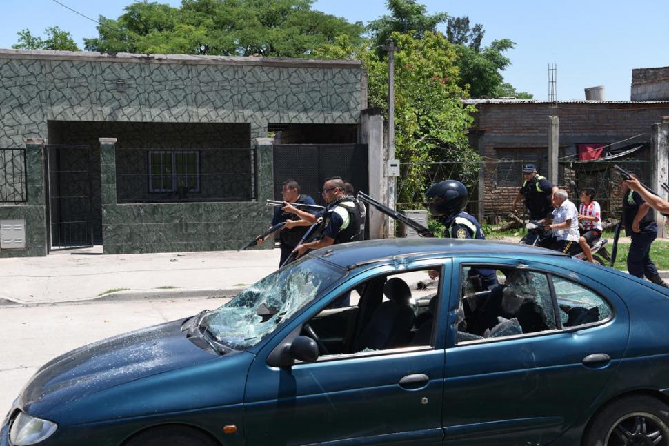 NADA SE SALVÓ. Un auto estacionado terminó con los vidrios rotos.  