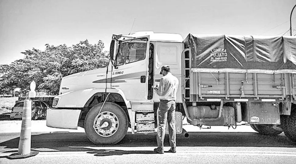 EN ORDEN. Los inspectores verifican que la documentación esté en regla. 