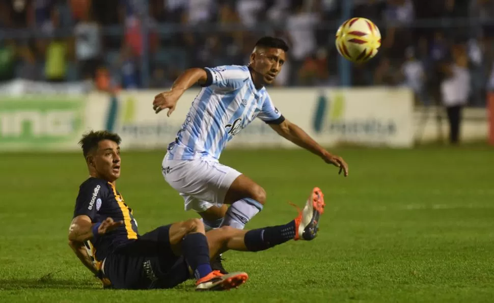 ES MÍA. Aliendro, que fue de menos a más, se impone a Zampedri, el ex goleador “decano” que pidió disculpas a la hinchada después de marcar el 1-0 parcial para Rosario Central. El “Tanque” se fue aplaudido. la gaceta / foto de DIEGO ARAOZ