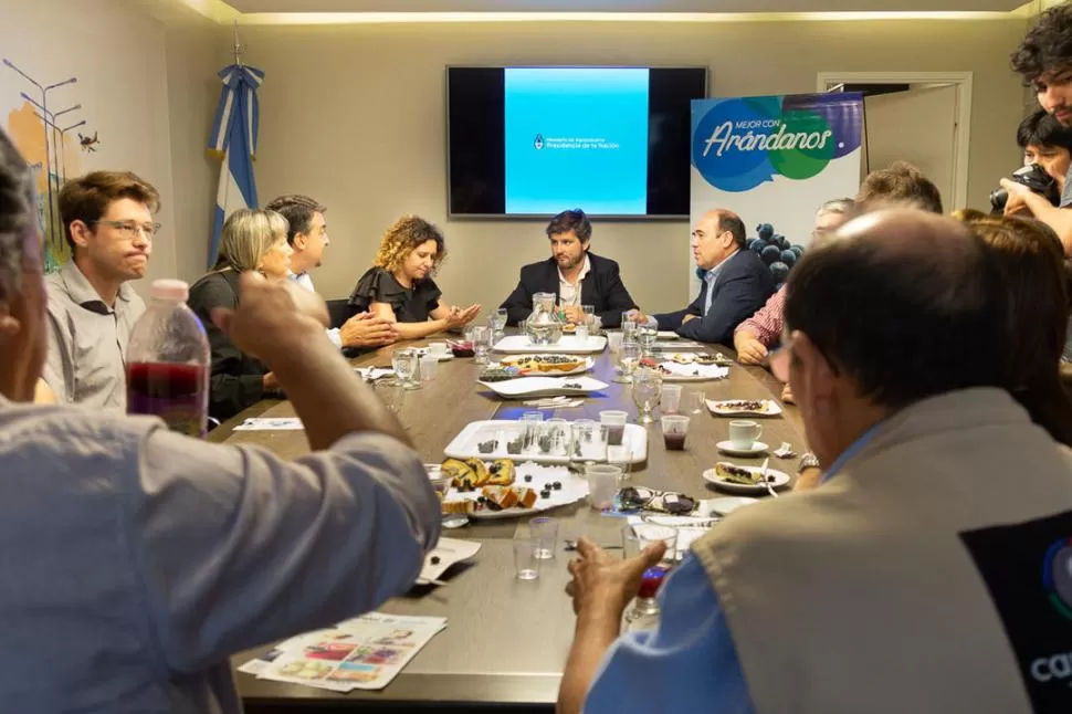 AL FONDO. Cavallera, Campero y Estrada compartiendo con periodistas.  