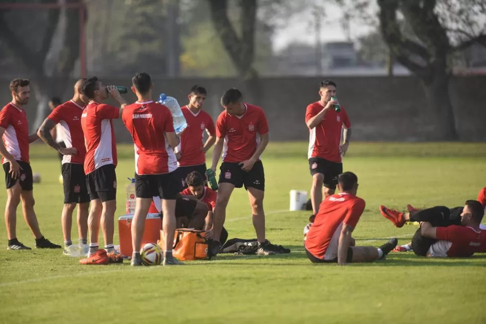 MIRAN HACIA ADELANTE. El plantel “santo” trabajó en el complejo pensando en derrotar a Patronato, en un juego clave. la gaceta / foto de Osvaldo Ripoll