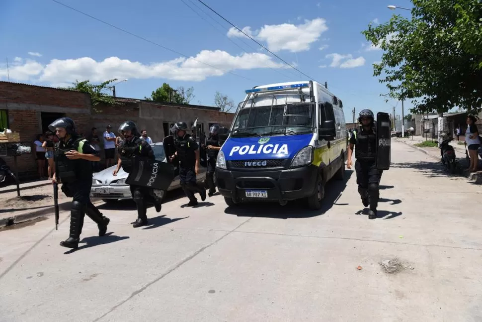 AUXILIO. El maestro acusado fue trasladado con custodia y vestido con uniforme policial para evitar agresiones. la gaceta / fotos de José Nuno