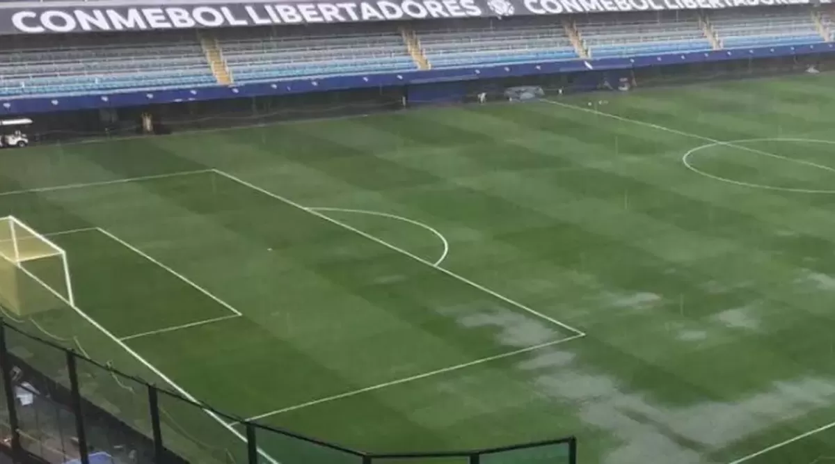 LA BOMBONERA. Partido suspendido por tormentas.