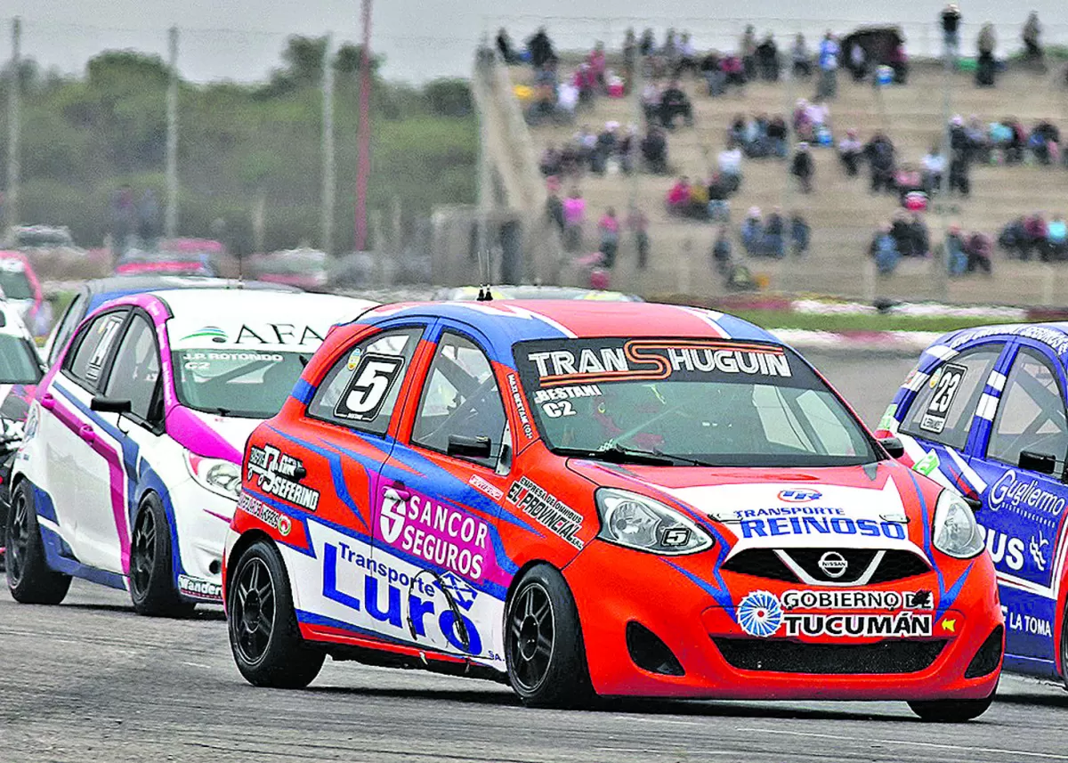 EN CARRERA. Maximiliano Bestani avanza con su Nissan March; atrás asoma el Ford Fiesta de Juan Pablo Rotonda