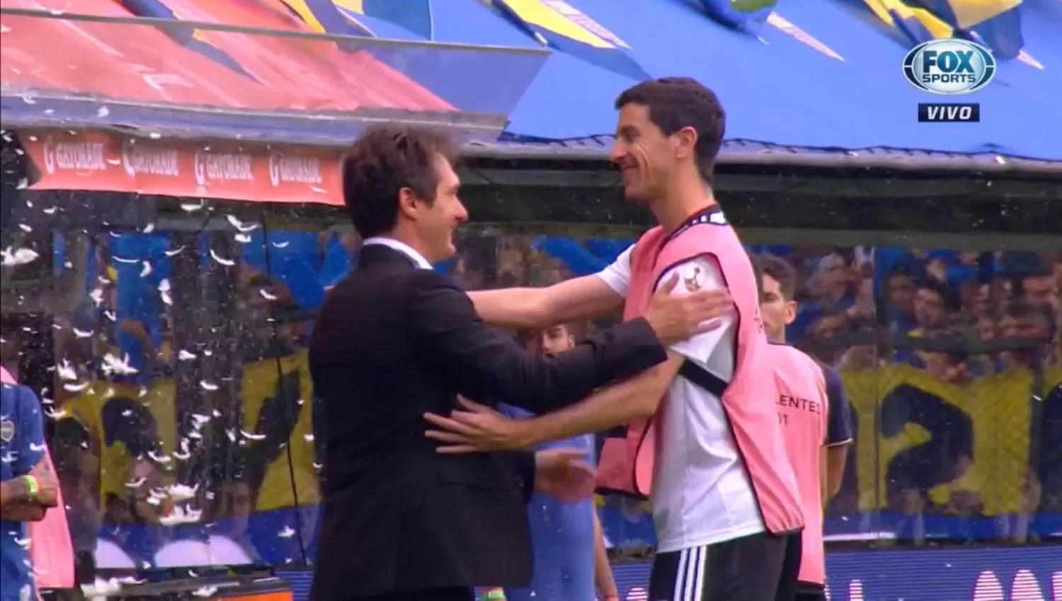 PLUMAS DESDE EL PALCO. Así recibieron los hinchas de Boca a los jugadores de River.