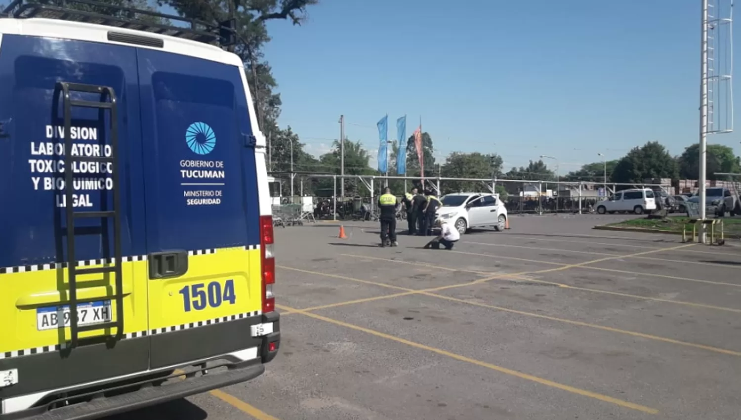 REQUISA. Los sospechosos fueron aprehendidos en la playa de estacionamientos. 