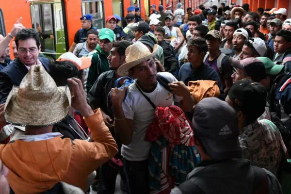 Migrantes pasan la noche en un estadio de Querétaro antes de seguir a Estados Unidos