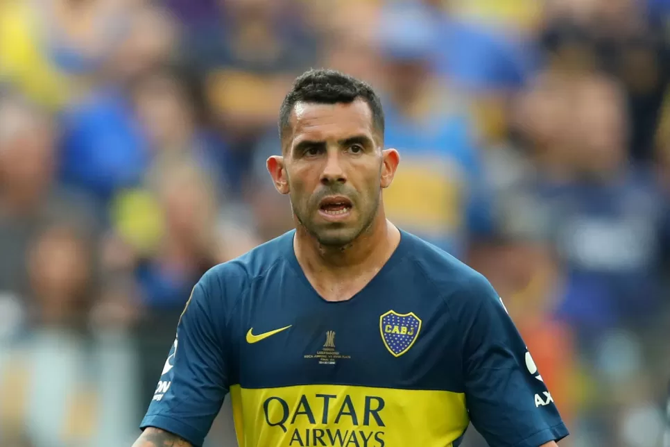 ÍDOLO. Tevez arengó a sus compañeros.