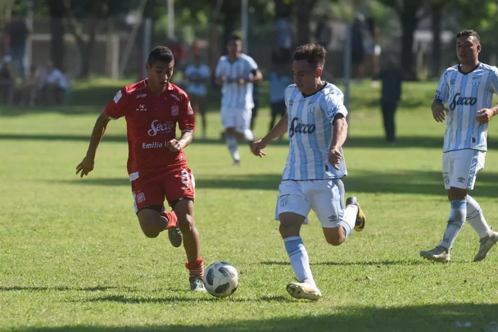 PROMESA. Braian Giménez, juvenil de La Costanera y apuesta de Atlético, lleva la pelota. “Monito” jugó un buen partido para la Cuarta aunque no alcanzó para empatar. la gaceta / fotos de Analía Jaramillo
