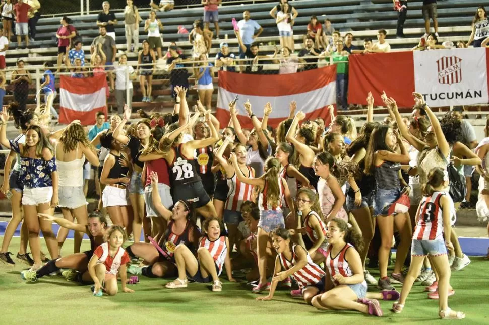 EUFORIA TOTAL. Las jugadoras festejan el pase a la Súperfinal luego de haber derrotado a Natación por 2 a 1, en tiempo de alargue. la gaceta / foto de Inés Quinteros Orio