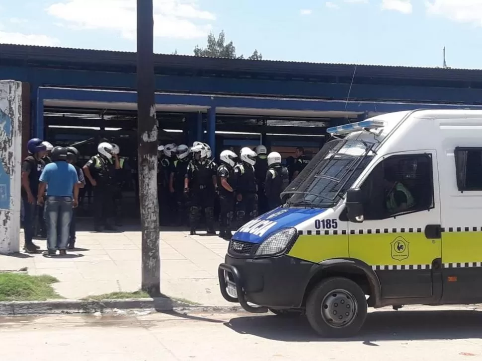 INCIDENTES. Fuerte custodia policial el viernes al mediodía frente a la escuela de Estados Unidos al 1.500. 