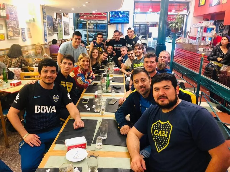 SON FAMILIA. Los chicos se llevan de primera, desde que se juntaron para darle vida  la peña “Tanque Rojas” hace dos años.  