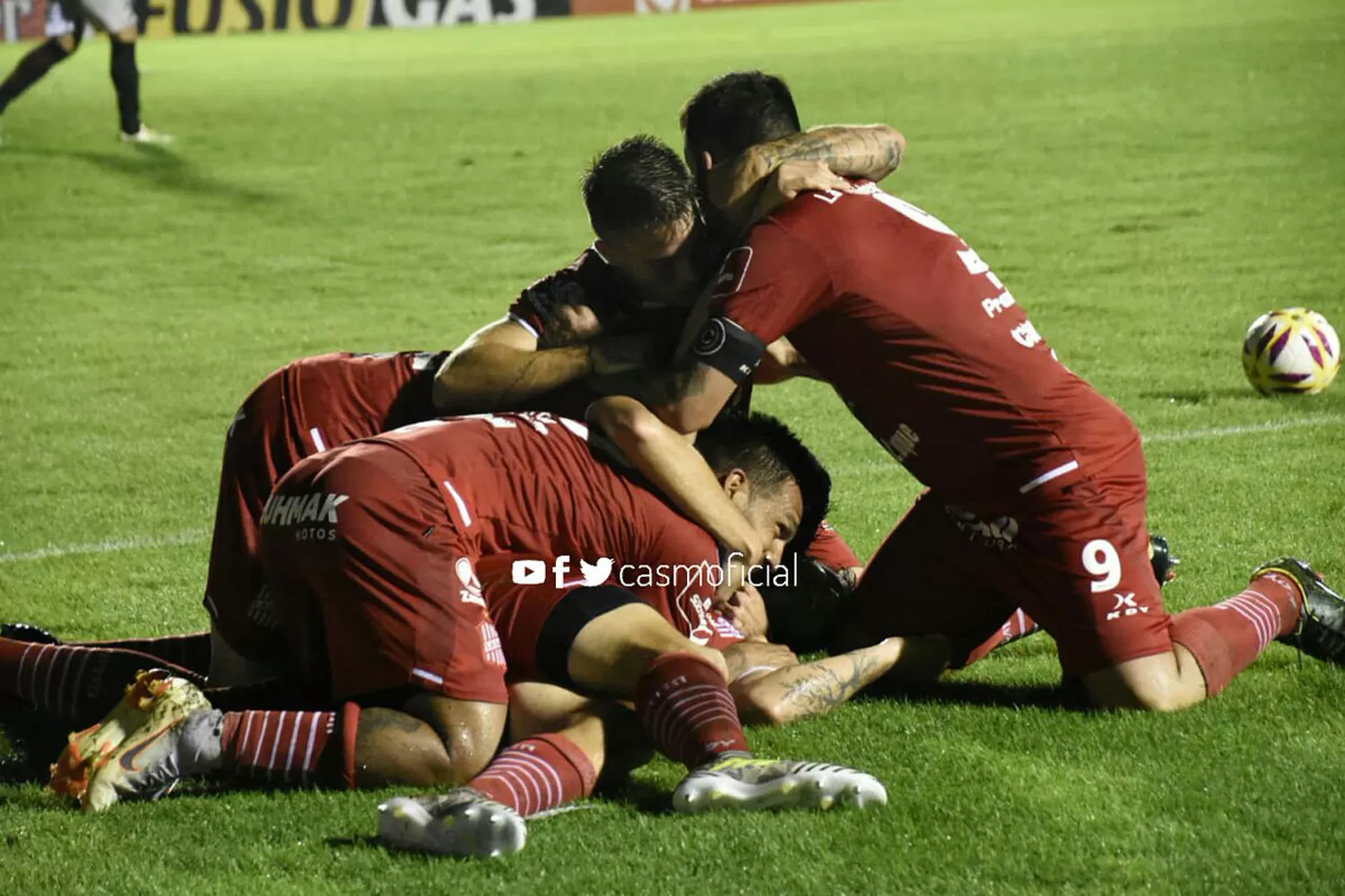 FESTEJO SANTO. San Martín remontó en Paraná y empató 3-3.