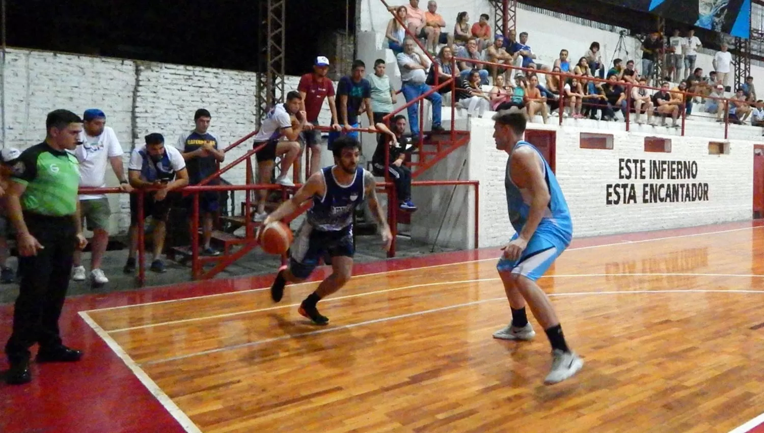 José Yapur, de Belgrano, penetra ante la marca de Dose, de San Martín. (FOTO TOMADA DE PRENSA BELGRANO)