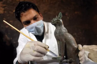 Hallan decenas de milenarias momias de gato en Egipto