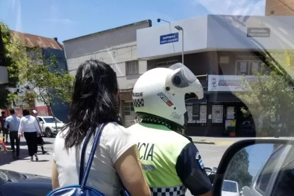 Un agente conduce una moto sin patente