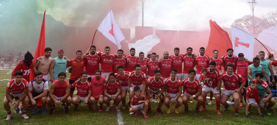 CAMPEONES. Los 23 jugadores de Los Tarcos posan de espaldas a su hinchada, que no paró de alentarlos en toda la tarde. El equipo del ex aeropuerto festejó después de dos años ante Tucumán Rugby, que llegaba con un invicto de 10 partidos. la gaceta / fotos de diego aráoz - juan pablo sánchez noli