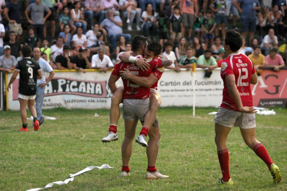 FESTEJO. Los compañeros de Cortés lo felicitaron por su acción.