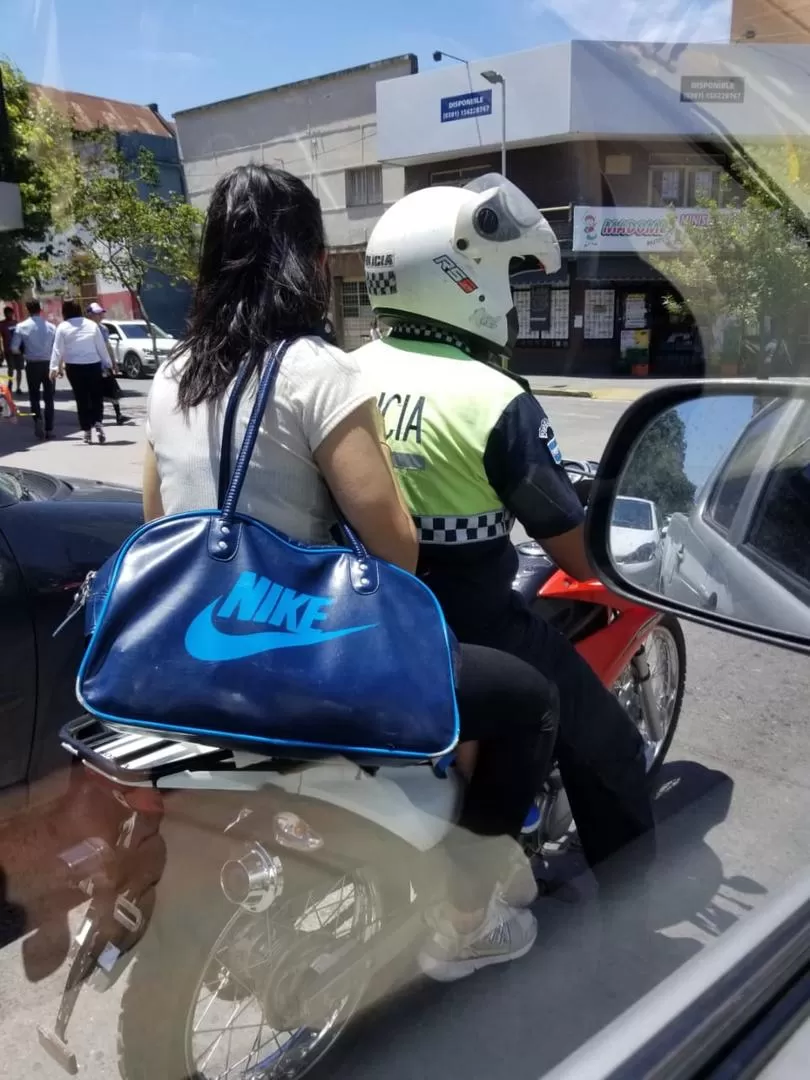 Un agente conduce una moto sin patente