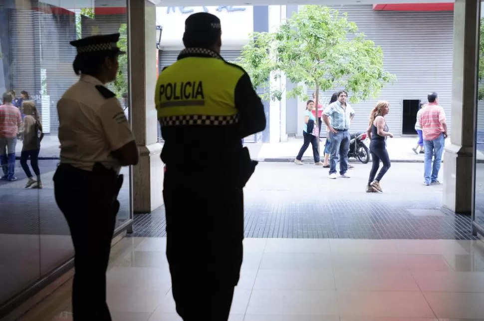 CUSTODIA. Policías del servicio adicional vigilan bienes públicos y privados. la gaceta / foto de analía jaramillo