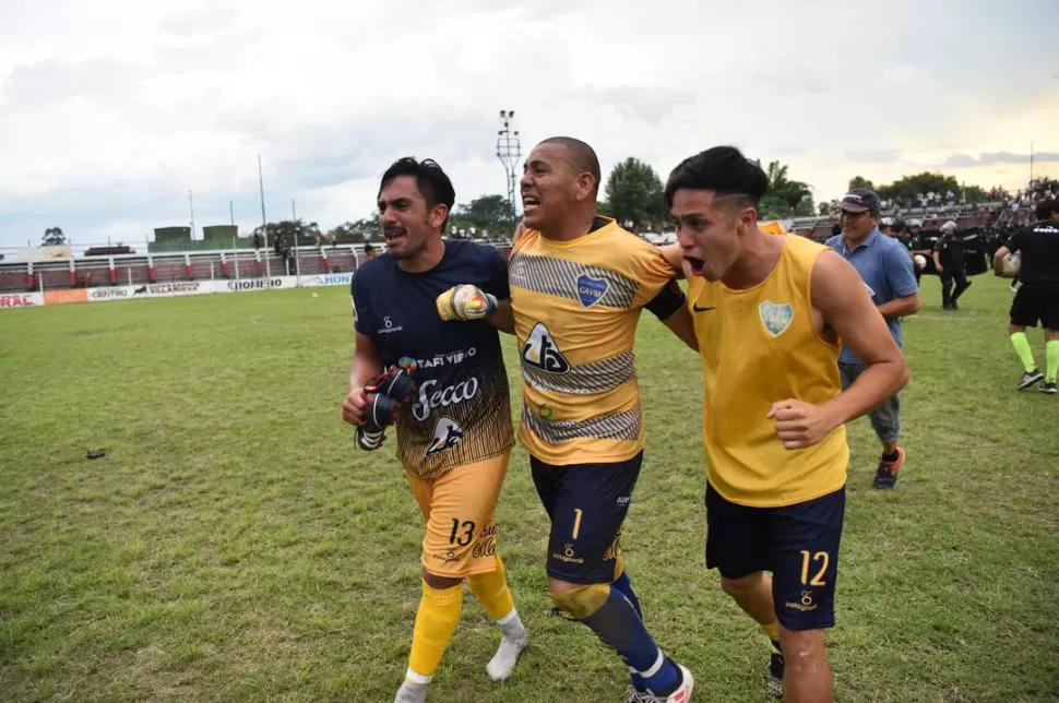 EMOCIÓN. Mario Nóblega y Aaron Bustamante flanquean a Sergio Romero, figura de los taficeños.   la gaceta / foto de osvaldo ripoll