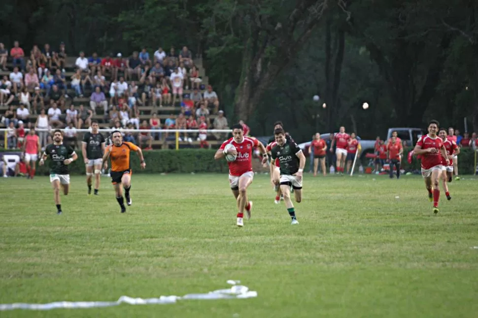 PERSEGUIDO. Cortés comienza la carrera hacia el ingoal. La escena en la cancha de Tucumán Lawn Tennis fue impactante: los 31 hombres que estaban dentro del campo, incluido el juez, perseguían al jugador. la gaceta / fotos de juan pablo sánchez noli