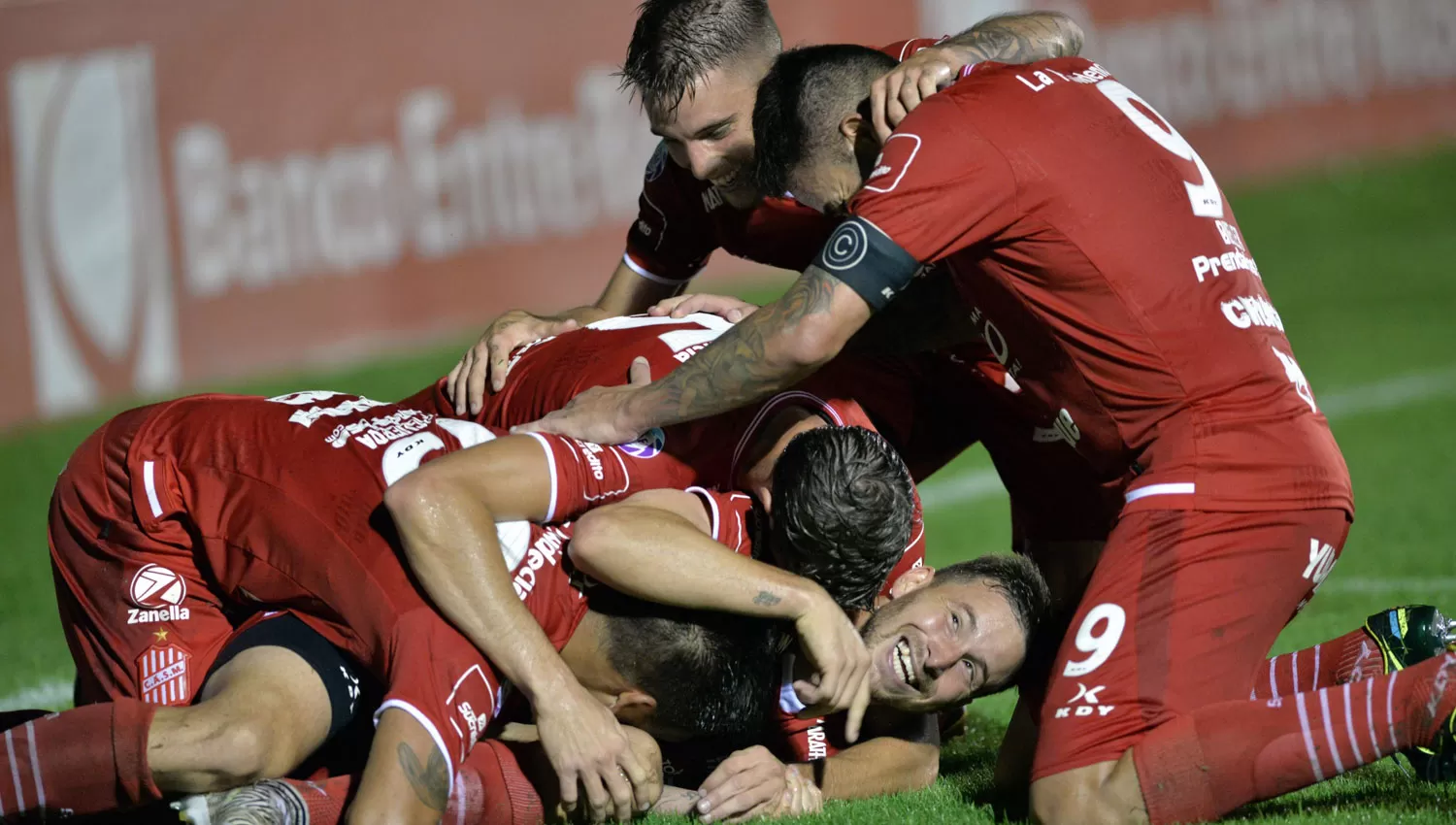 EUFÓRICOS. Los jugadores de San Martín abrazan a Pons, autor de la igualdad ante los entrerrianos.