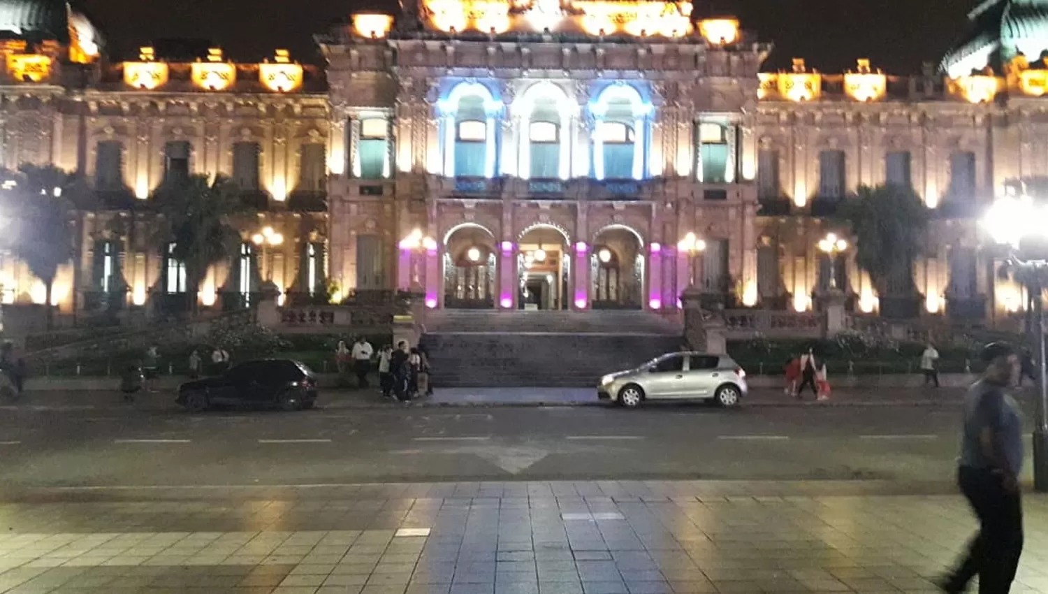 ¿Por qué iluminaron de morado la Casa de Gobierno?