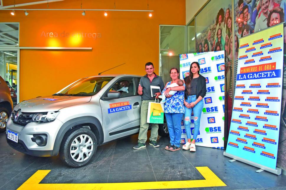 UN DÍA DE ALEGRÍAS. Héctor González, junto a su esposa, Olga Medina, y su nieto Benecio, junto al 0 Km.