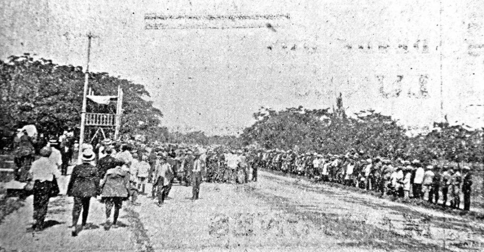 TODO LISTO. El público rodea los coches de la carrera  de fuerza libre poco antes de la largada. 