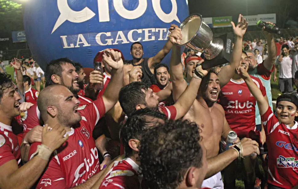 RITMO TOTAL. Franco Alves Rojano eleva la Copa de Oro “Club LA GACETA” junto a sus compañeros. Una postal para el recuerdo. la gaceta / foto de juan pablo sánchez noli