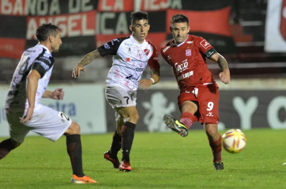 INICIÓ LAS MANIOBRAS DE RESUCITACIÓN. Bieler, que en la foto da un pase ante las marcas de Lautaro Comas y Damián Lemos, convirtió el 1-3 para San Martín que comenzó con la remontada final.  javier escobar (especial para la gaceta)