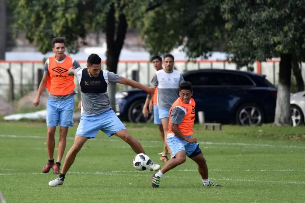 CONFIADO, SIEMPRE. Cabral lucha la pelota con Jonás Romero, durante un entrenamiento. El defensor no le teme nunca a la posibilidad de salir jugando y entregar la pelota al pie de sus compañeros. la gaceTA / FOTO DE Ines Quinteros Orio