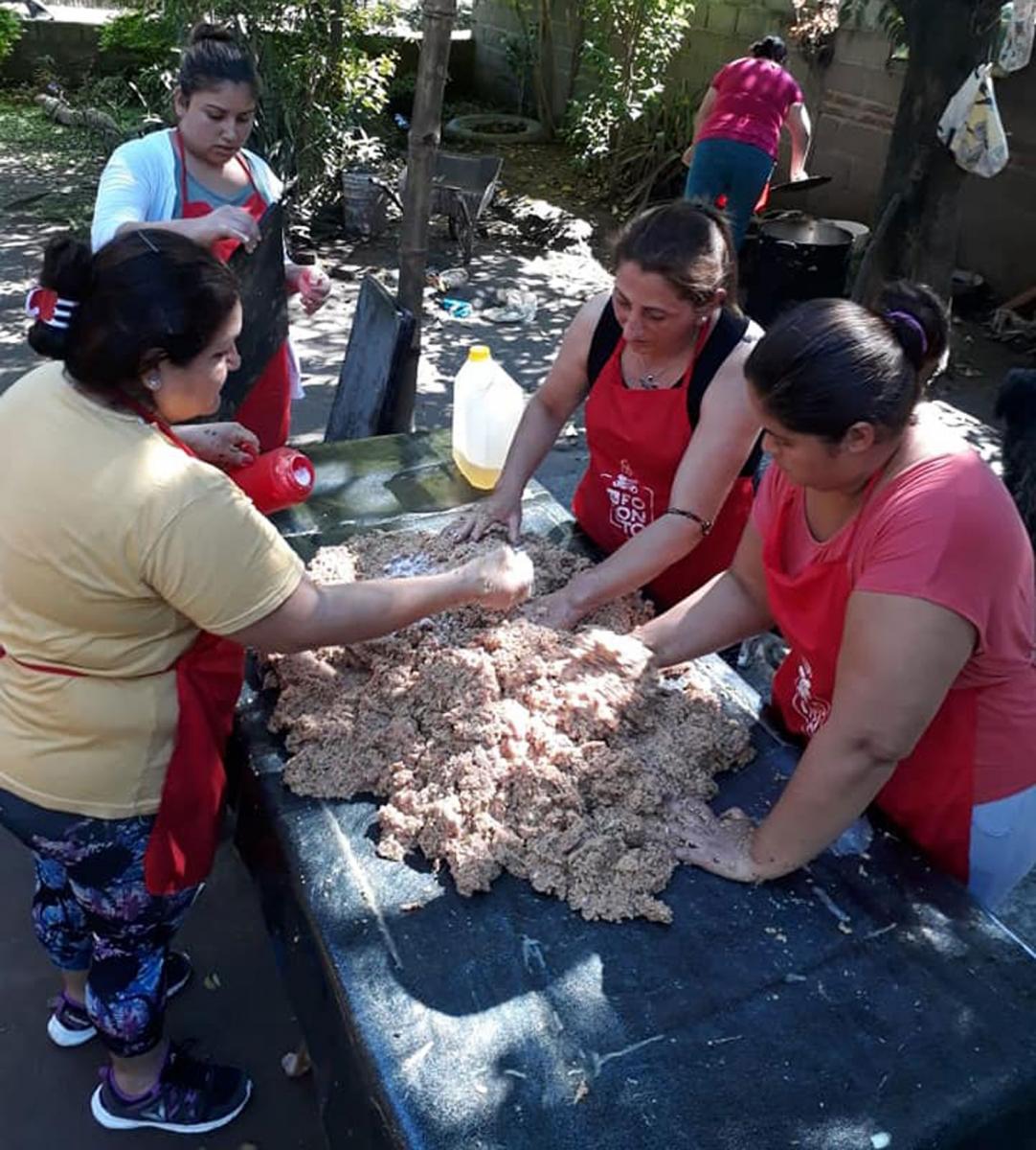 En el patio de una vecina de Santa Ana crearon “El Fogoncito”, con un menú a $25 para todo el pueblo