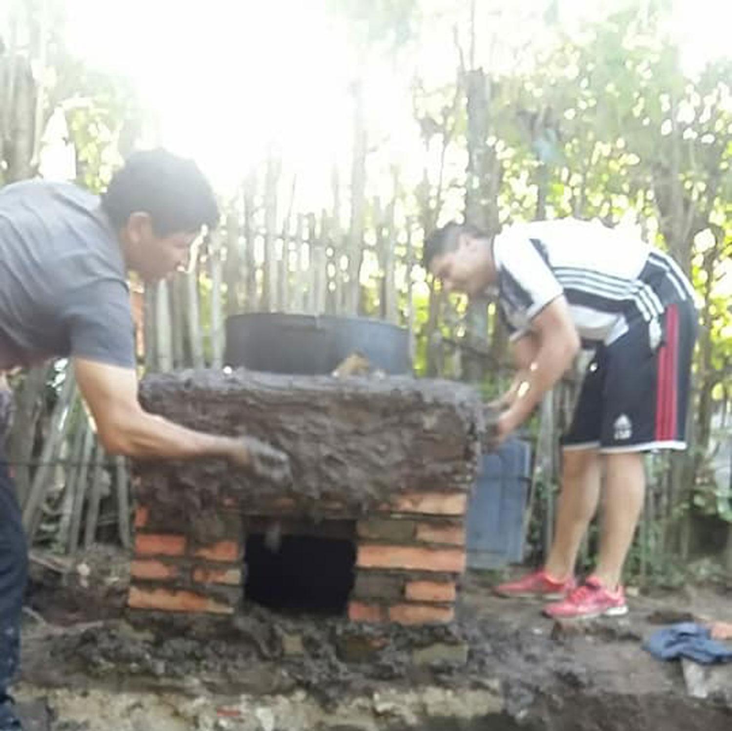 En el patio de una vecina de Santa Ana crearon “El Fogoncito”, con un menú a $25 para todo el pueblo